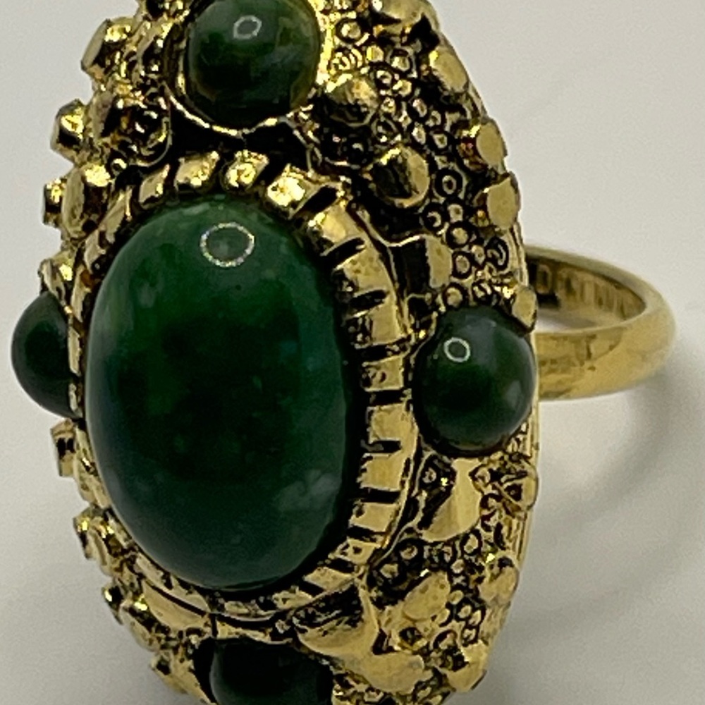Elegant Green Stone Ring - Picture 2 of 13